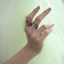 MIES NOBIS - Textured cut-out Claavi Ring